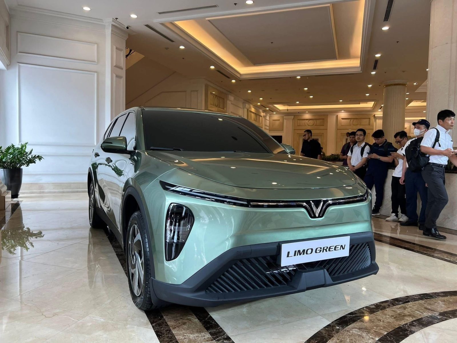 VinFast Limo Green lần đầu xuất hiện ngoài thực tế 26 VinFast Limo Green lần đầu xuất hiện ngoài thực tế 496486467 122134650116783930 8768898486061795291 n VinFast Limo Green lần đầu xuất hiện ngoài thực tế